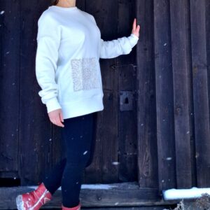 Pikk pullover tikandiga